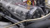 El fascinante funcionamiento de un motor a través de una culata transparente