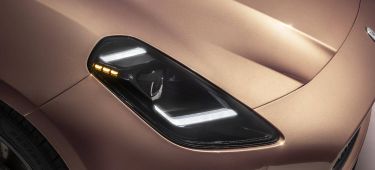 Primer plano del faro delantero del Maserati GranCabrio Folgore, realzando su diseño y tecnología LED.
