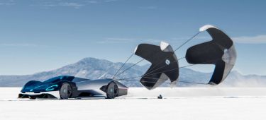 Vehículo futurista arrastrado por cometas sobre salar