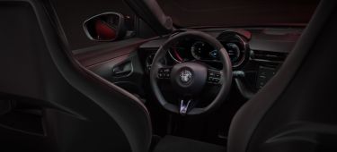 Vista delantera del habitáculo del Alfa Romeo Junior 2024 destacando volante y consola central