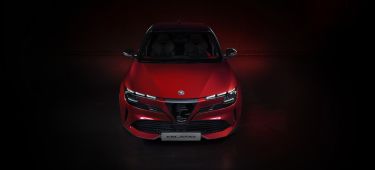 Vista frontal del Alfa Romeo con iluminación que acentúa su diseño agresivo.