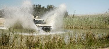 Toyota Land Cruiser superando con maestría un desafío acuático.