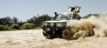 Toyota Land Cruiser blindado Armormax en acción, potencia y seguridad en terreno difícil