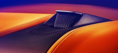 Altavoz Bowers & Wilkins integrado en el lujoso interior del Aston Martin DBX707.