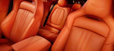 Vistazo al lujoso habitáculo del Aston Martin DBX707 con tapicería de cuero rojo.