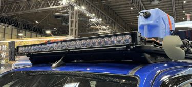 Barra de luces LED de alta potencia en un Arctic Trucks AT37, ideal para expediciones nocturnas.