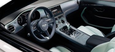 Vista lateral del lujoso interior del Bentley Continental GTC, destacando su elegancia y tecnología.