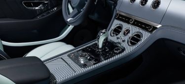 Vista del habitáculo lujoso, centrada en la consola central y cambio de un Bentley Continental GTC.