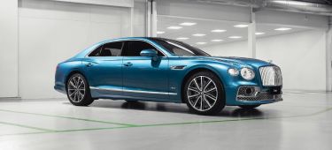 Vista lateral del Bentley Flying Spur en tono azul, destacando su elegancia y líneas dinámicas.