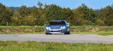 Vista frontal y lateral de un Bentley Continental GT en carretera rural.