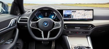 Cabina del BMW i4 eDrive mostrando volante, pantallas y consola central.