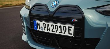 Imagen muestra detalle frontal BMW i4 M50, destacando riñoneras y distintivo M.