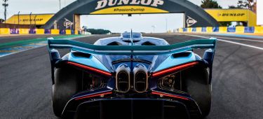 Vista trasera del Bugatti en Le Mans, destacando su aerodinámica y diseño futurista.