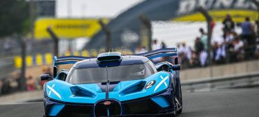 Vista dinámica del Bugatti en competición, destacando su aerodinámica y diseño agresivo.