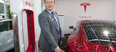 Elon Musk Tesla Cargando