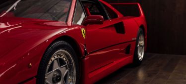 Vista lateral de un clásico Ferrari, destacando sus líneas aerodinámicas y llantas.