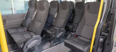 Vista de los asientos para pasajeros del Ford e-Transit Minibus, enfocando confort y capacidad.