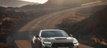 Mustang 2024 perfil delantero, diseño imponente en carretera