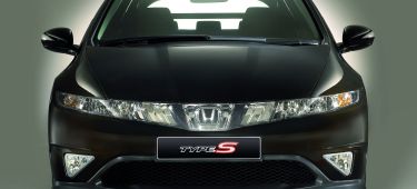 Vista frontal del Honda Civic Type S, destacando su parrilla deportiva y faros agresivos.