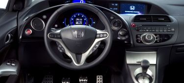 Cabina Honda Civic con volante multifunción y panel de instrumentos digital.