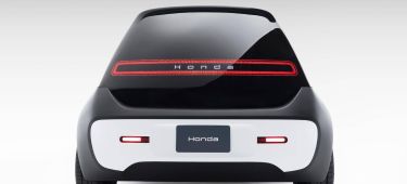 Vista trasera de un vehículo Honda, enfocando su diseño sostenible