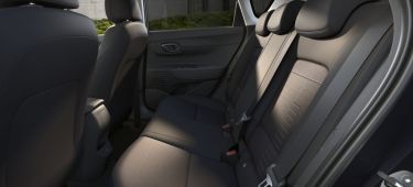 Vista detallada de la bancada trasera del Hyundai Bayon, destacando su tapicería y confort.