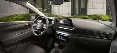 Vista lateral del habitáculo del Hyundai Bayon, destacando su diseño moderno y tecnológico.