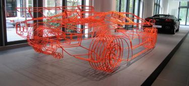 Escultura artística de estructura de vehículo en exhibición