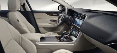 Jaguar Xe 2019 3 Interior