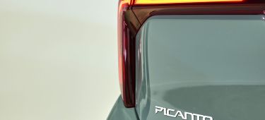Vista detallada del piloto trasero y diseño del Kia Picanto 2024.