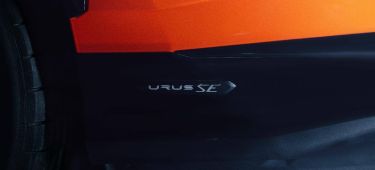 Vista cercana del distintivo 'Urus SE' en el perfil lateral del vehículo.