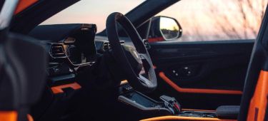 Vista lateral del habitáculo del Lamborghini Urus SE 2024, resaltando su diseño deportivo y lujoso.