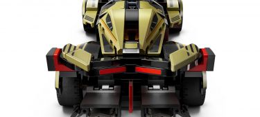 Vista posterior de un vehículo LEGO con detalles en dorado y rojo.