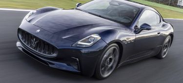 Maserati GranTurismo Folgore en dinámica lateral, color azul sofisticado.