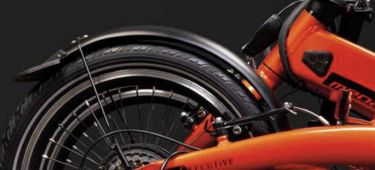 Primer plano de la rueda trasera y cuadro de una e-bike Megamo Executive.