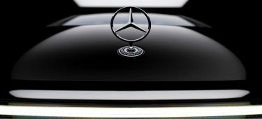 Vista frontal enfocando emblema y diseño aerodinámico del capó del Mercedes EQS 2025.