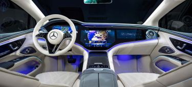 Vista panorámica del habitáculo de lujo del Mercedes EQS, destacando su tecnología y confort.