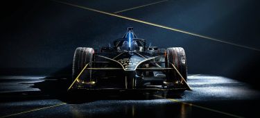 Vista frontal de un monoplaza de Fórmula 1 con iluminación dramática