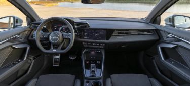 Vista del lujoso interior del nuevo Audi S3 2024, destacando sus asientos deportivos y acabados premium.