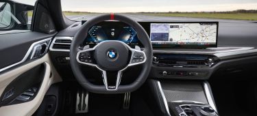 Vista panorámica del habitáculo del BMW M440i xDrive, destacando su lujoso diseño y tecnología avanzada.