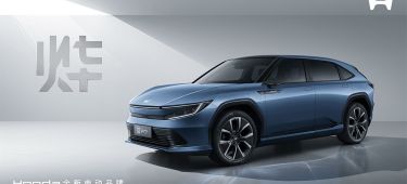 Vista delantera y lateral del nuevo SUV eléctrico de Honda, destacando su línea moderna y aerodinámica.