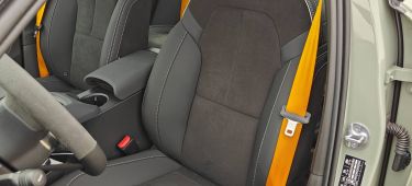 Vista lateral de los asientos deportivos del Polestar 2 BST Edition 230, con detalles en color naranja.