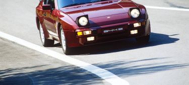 Vista dinámica del Porsche 944 S enfatizando su diseño deportivo.