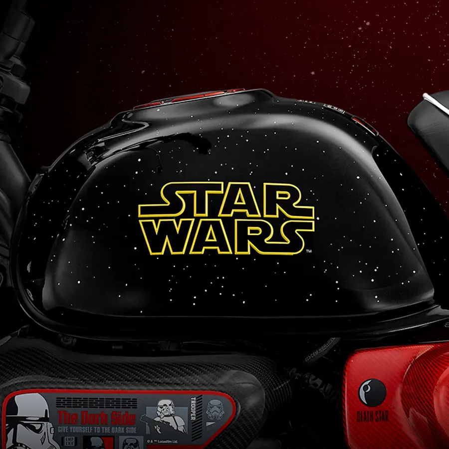 Tanque de moto personalizado con temática de Star Wars.