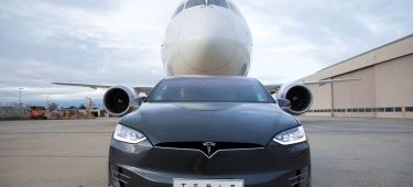 Tesla Arrastra Avion Boeing Video 07