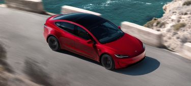 Vista dinámica del Tesla Model 3 Performance en carretera abierta