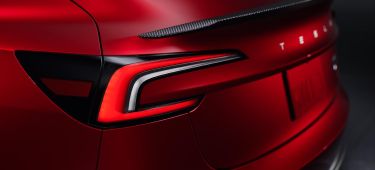 Vista detallada de la parte trasera del Tesla Model 3 Performance, destacando su diseño aerodinámico.