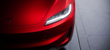 Vista detallada de la parte delantera del Tesla Model 3 Performance, enfocando faros y fascia.