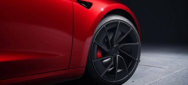Vista detallada de las llantas de aleación del Tesla Model 3 Performance.