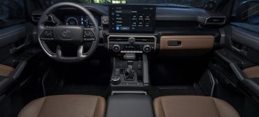 Vista del habitáculo del Toyota 4Runner 2025 destacando su lujosa configuración y tecnología avanzada.